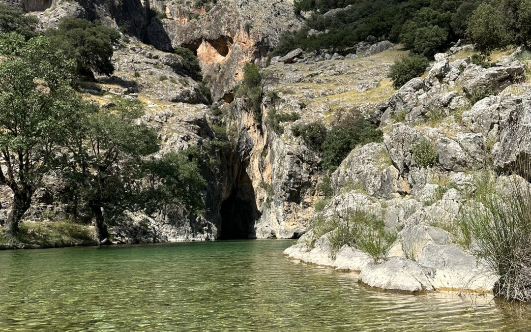 Ruta a la poza secreta bajo el Mirador de la Alcantarilla: un paraíso natural en la Sierra del Pozo